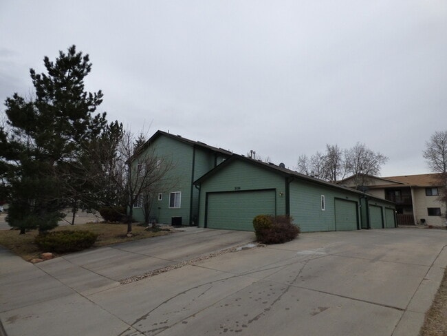Building Photo - Lovely 3 Bed/2.5 Bath Townhome in Southwes...