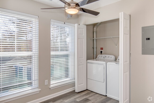 2BR, 2BA - 863SF