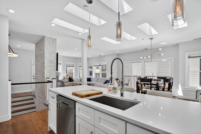 Building Photo - 15 W Bellflower St Unit 3