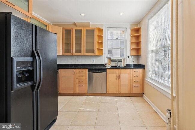 Photo - 14 Seaton Pl NW