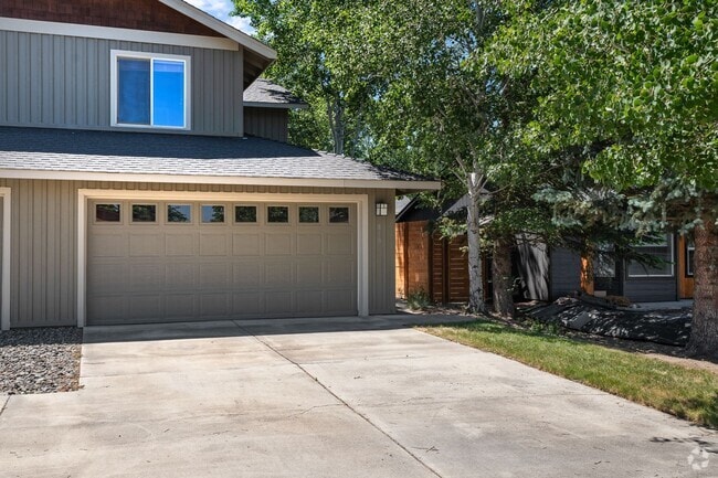Building Photo - Newly updated townhome in beautiful Redmon...