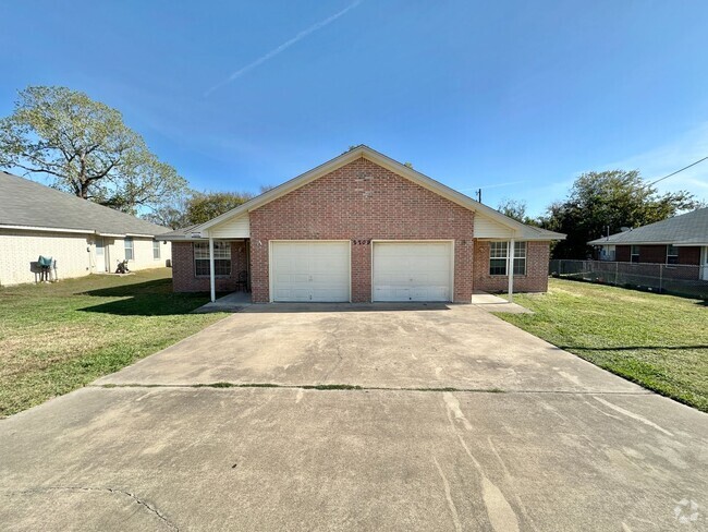 Building Photo - 2209 Indian Trail Unit B Rental