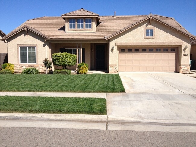 Building Photo - Nice 2 Bedroom home with an office in South East Visalia off of Caldwell and Pinkham