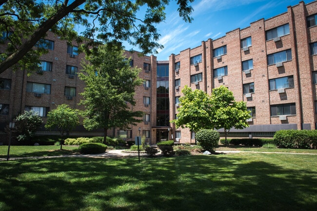 Building Photo - 5348 N Cumberland Ave Unit 516