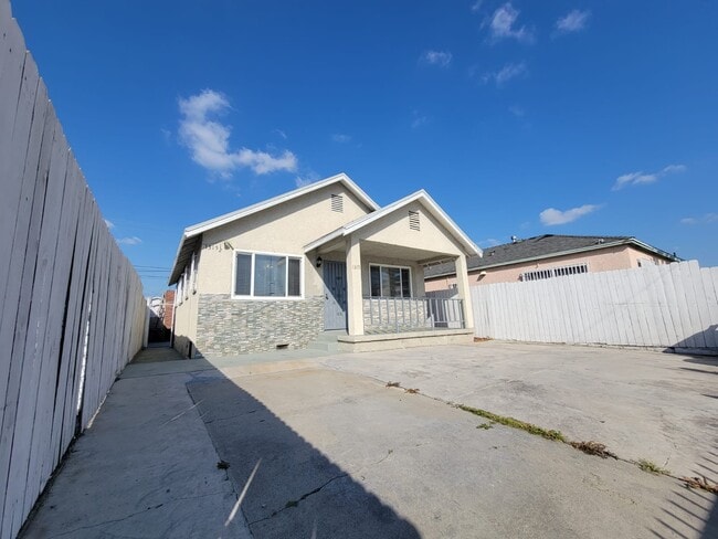 Building Photo - 1315 W 101st St Rental