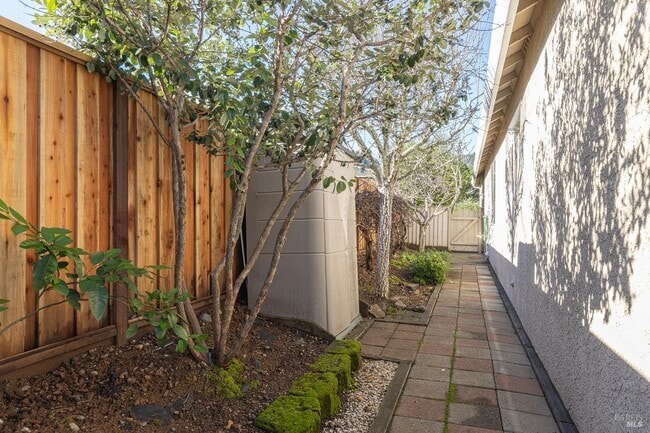 Building Photo - 286 Red Mountain Dr