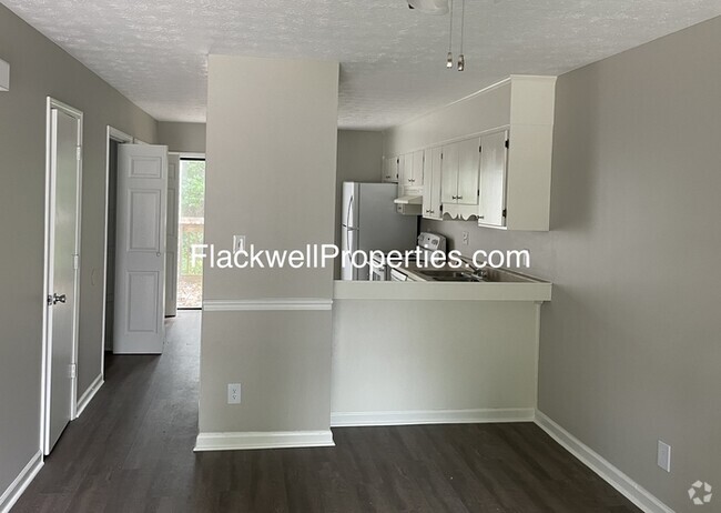 Building Photo - Renovated Townhome convenient to 985, Gain...