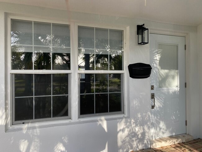 Entrance - 1729 N 16th Ct Unit 1