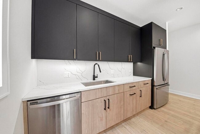 Photo - 2143 W Adams St