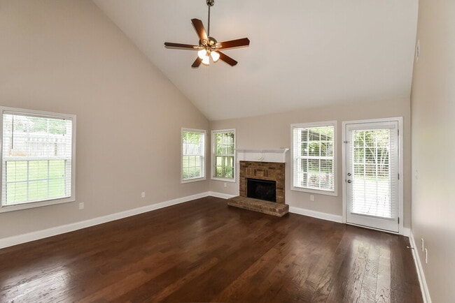 Photo - 709 Williamsburg Ct
