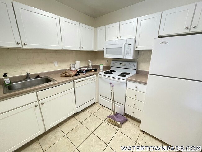 Building Photo - 24 Whites Ave