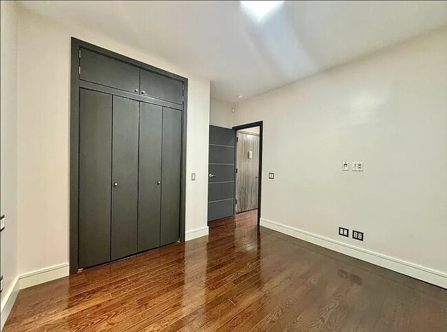Building Photo - "Charming 1-Bedroom Haven with Hardwood Elegance in Queens - 800 Sq Ft of Comfort!"