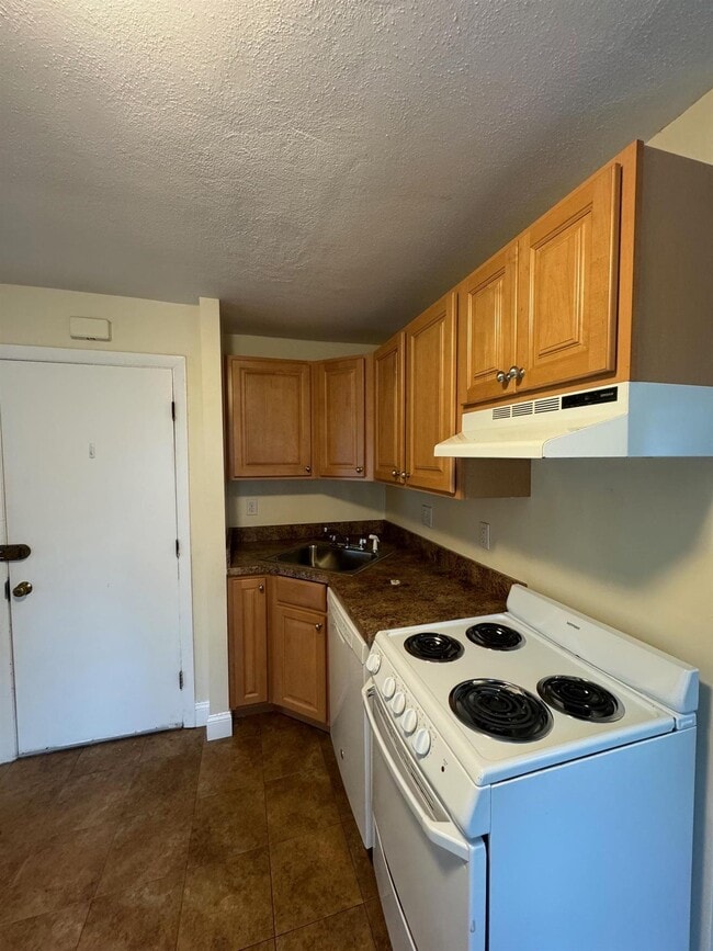 Building Photo - 213 Beacon St Unit 1