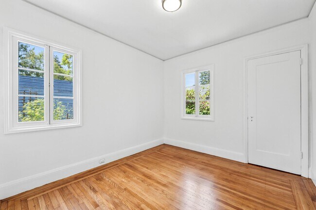 Photo - 1697 Hopkins St