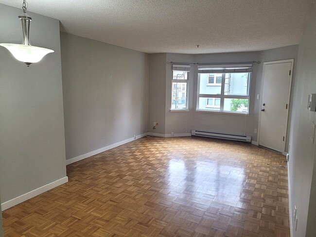 Building Photo - 921 Thurlow St Unit 402