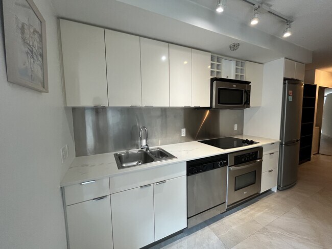 Photo - 233 Robson St