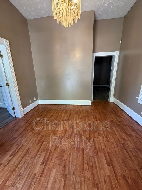 Building Photo - 707 28th St