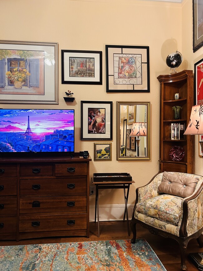 One of the LARGER spaces, INCL Q.BD,LIV,  Din 4 Sit downs, FULL KIT& BA+ BONUS RM w/Twin - The Lindsay Furnished Apartments