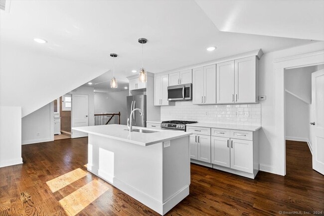Building Photo - 954 Elm St Unit 3