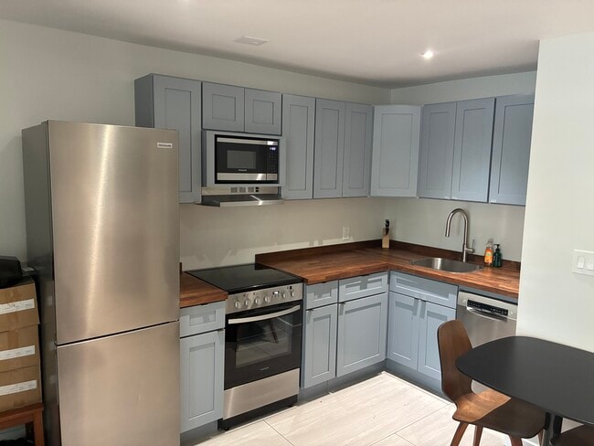 Building Photo - 224 Elm St NW Unit 224 Elm Street