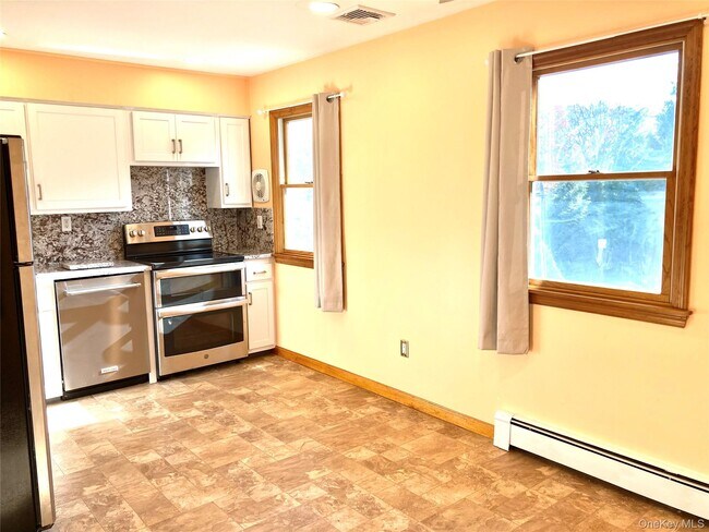 Photo - 12 Soundview Ave Unit Upper