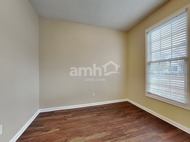 Photo - 537 Hanska Way