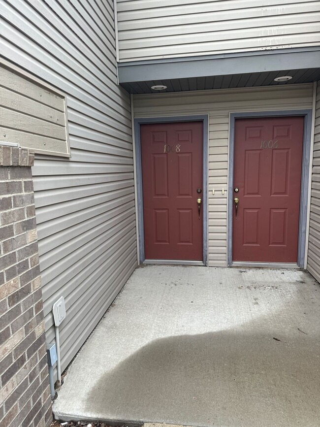 Photo - 210 10th St W