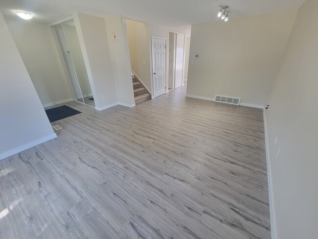 Photo - 8006-815A 15a Ave NW