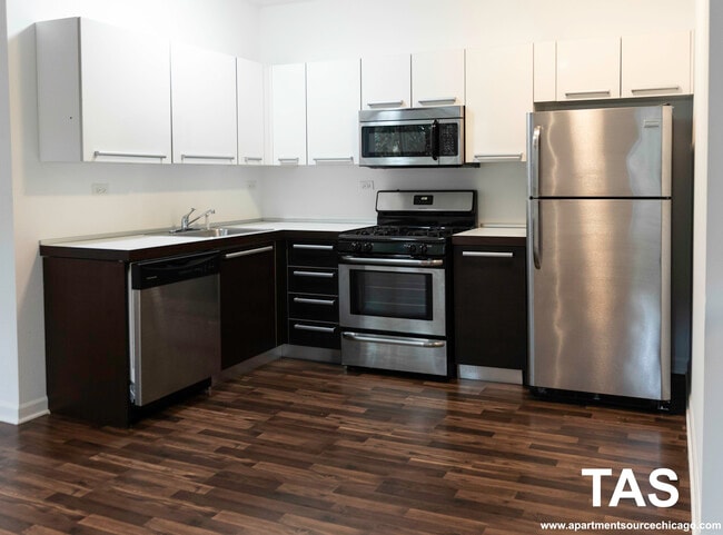 Building Photo - 1544 W Glenlake Ave Unit 2D