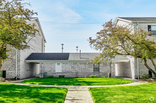 Glanzman Village Entrance to Lot