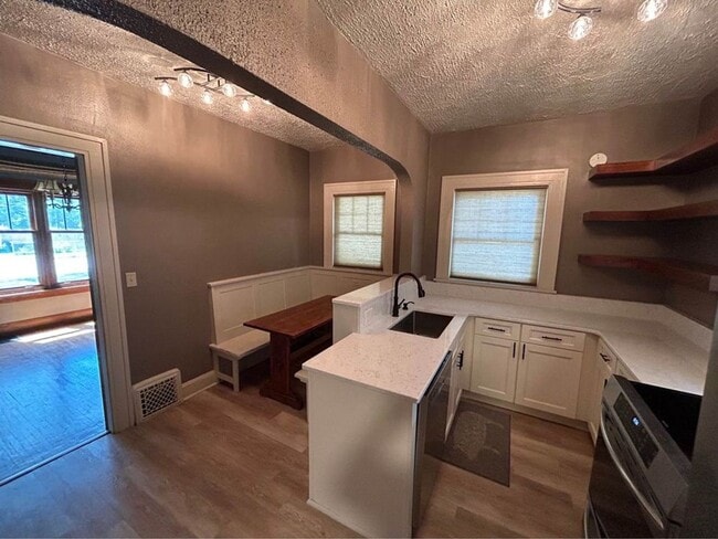 Photo - 600 W 26th St