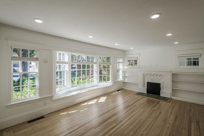 Photo - Charming Burlingame Home, 2 Bedroom / 1.5 ...