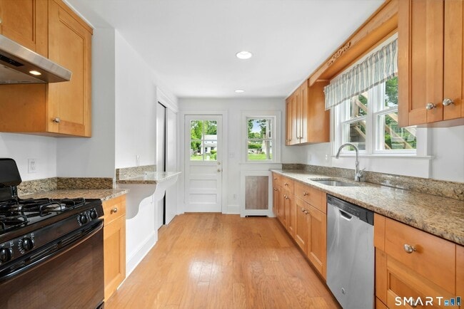 Photo - 290 Soundview Ave