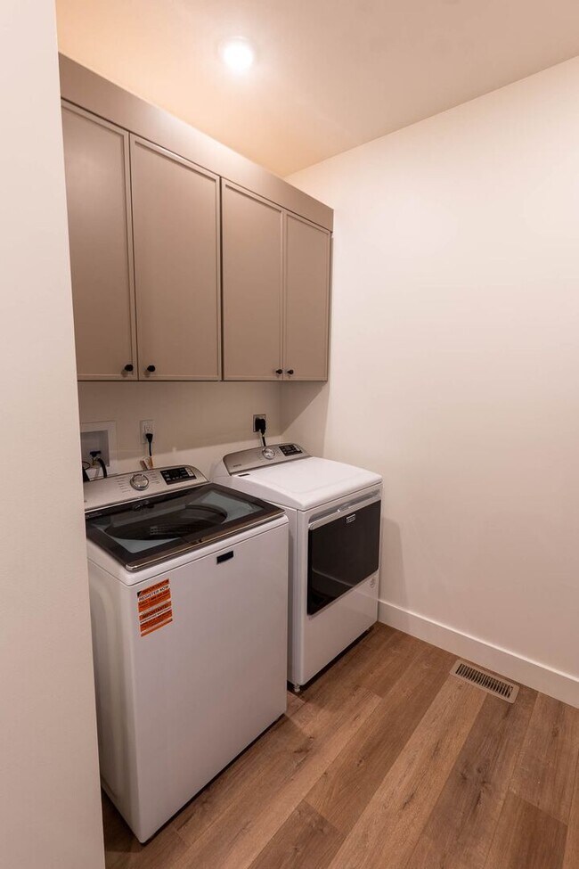 Photo - New Construction 4bd/3ba Townhouse