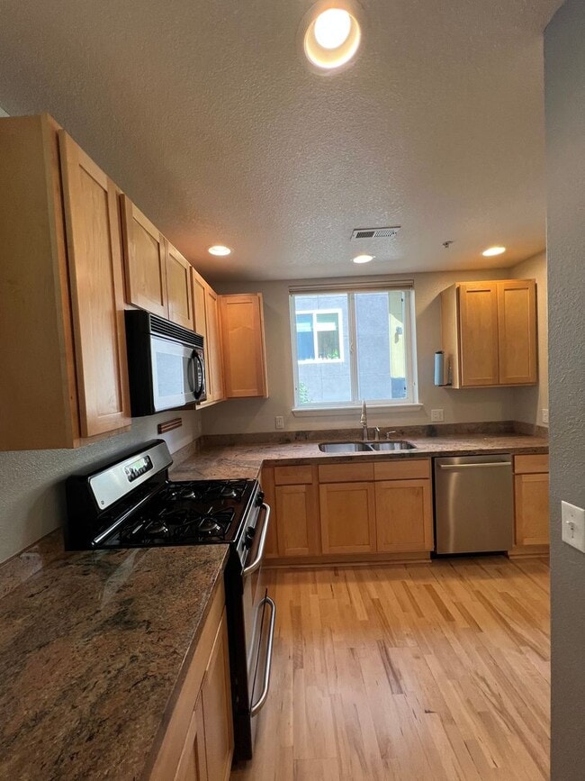 Photo - Light filled 3 bed, 3 bath townhome in North Boulder Holiday Neighborhood