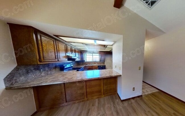 Photo - Duplex 2/2 Near shopping and Integris Southwest