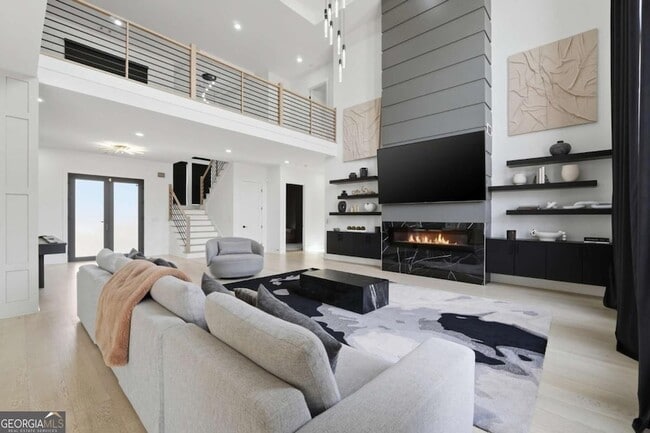 Photo - 556 Versailles Dr