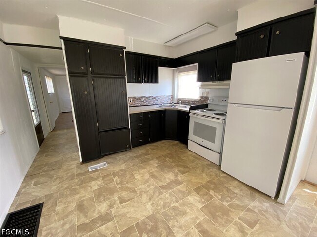 Photo - 121 Coachlight Ln