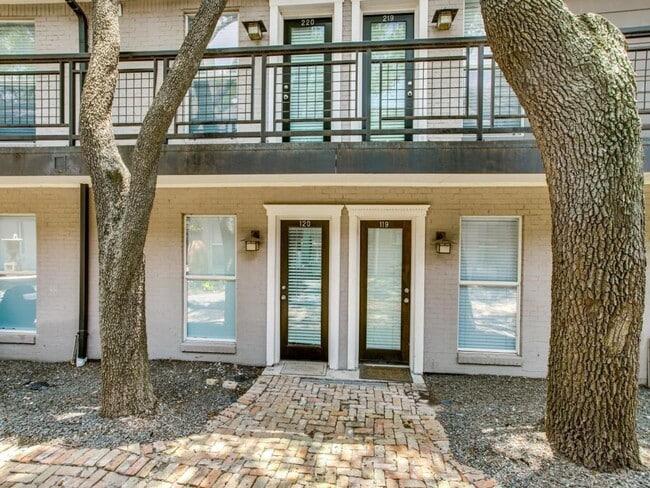 Building Photo - Remodeled Central Dallas Condo