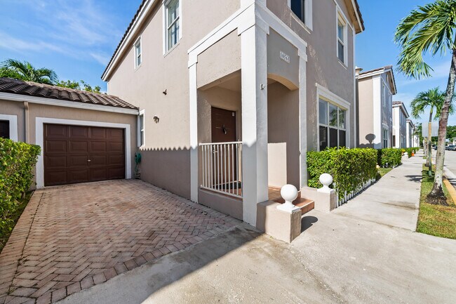 Photo - 10565 NW 57th Ct