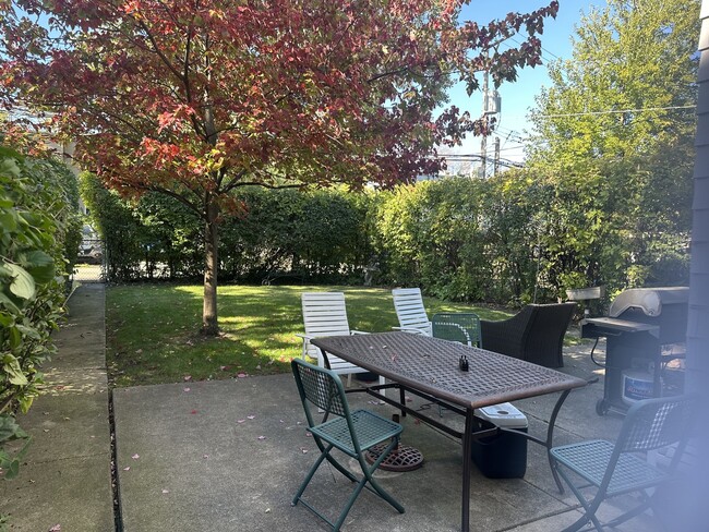 Building Photo - 6204 N Troy St