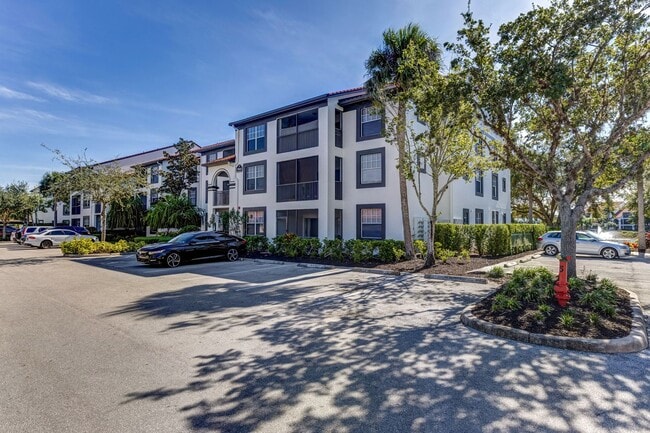 Building Photo - ** FAIRWAY PRESERVE ** 3 BED / 2 BATH CONDO - PET OK! - NORTH NAPLES - ANNUAL RENTAL
