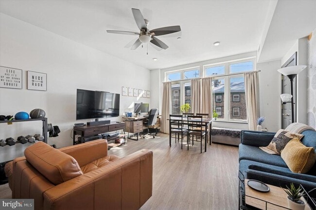 Building Photo - 124 Levering St Unit 2B