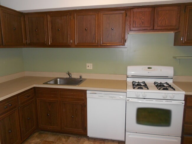 Photo - August 2026/2027 Loyola off-campus 2bd/2ba Homeland Southway Condo w/ CAC & more! - Available 8/9