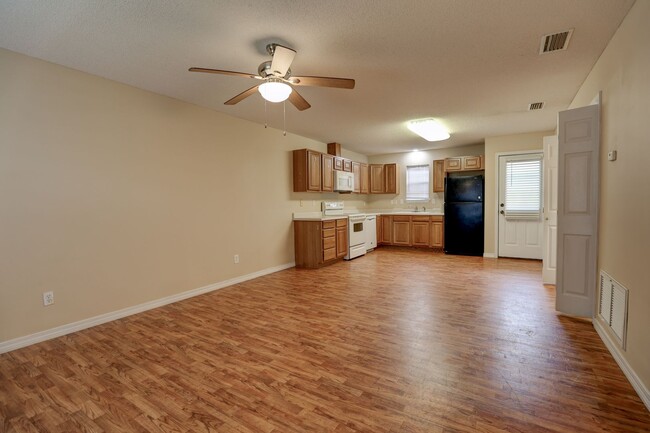 Photo - 2bd/2ba Duplex available now House