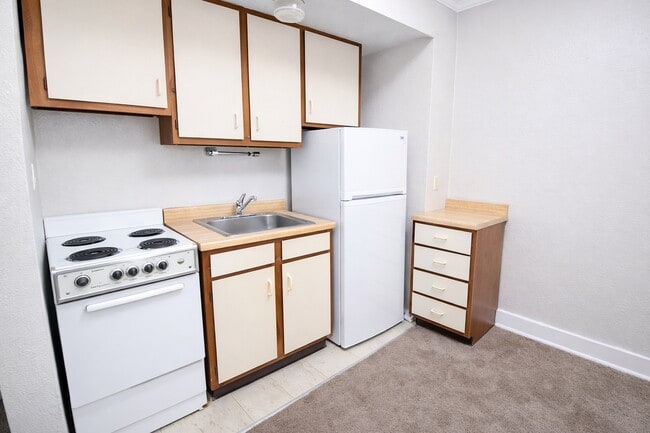 Carpeted Studio - Oakland Apartments