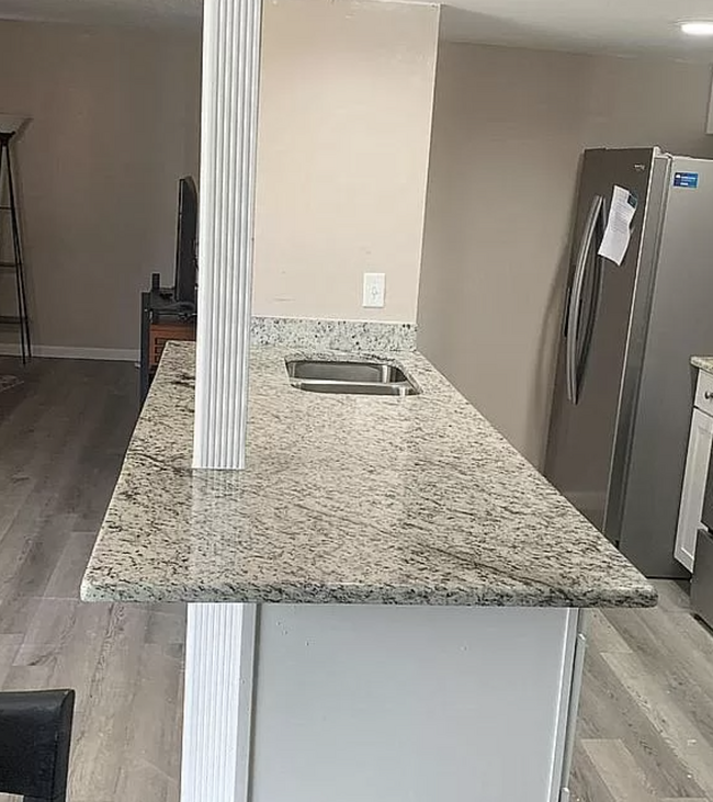 Building Photo - 904 Byron Ln Unit Rm #1 Rental