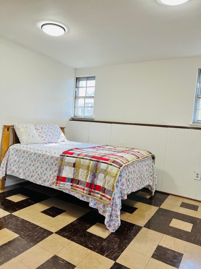 Building Photo - 1405 Pleasant Valley Dr Unit Pleasant Rooms