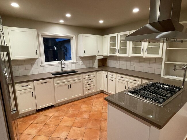 Photo - 2421 Louis Rd