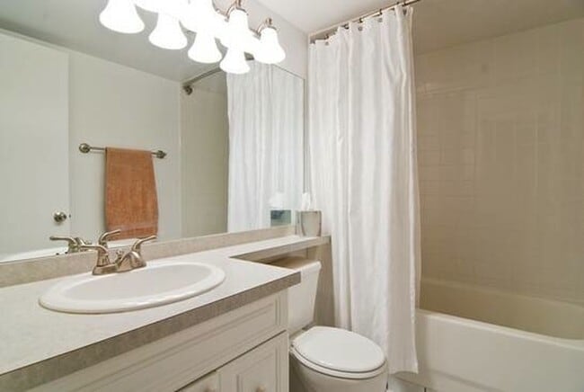 Bathroom - 2012 West Saint Paul Avenue Unit 209